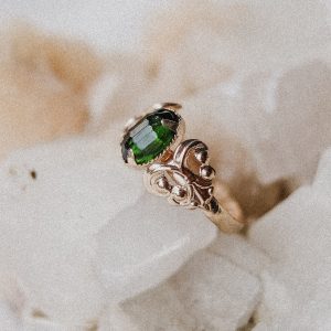 Vintage Ring mit dunkelgrünem Stein