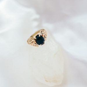 Vintage Ring mit dunklem Stein